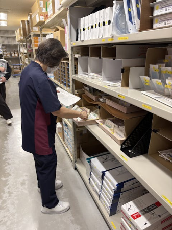 診療材料ピッキング中