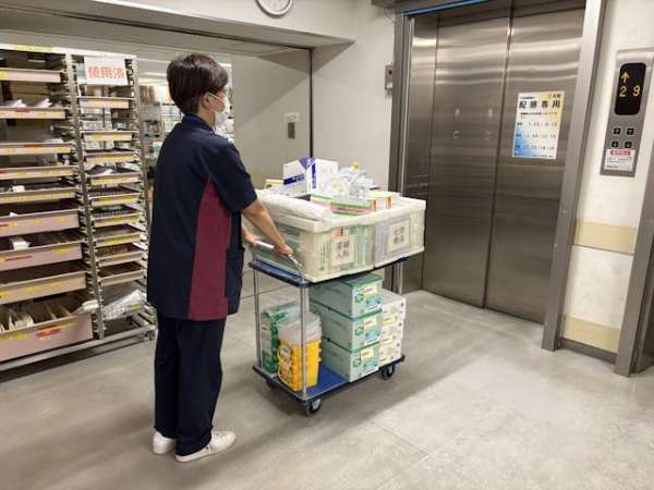 診療材料搬送中